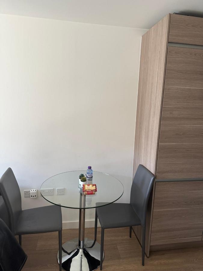Luxury One Bedroom Apartment Лондон Экстерьер фото